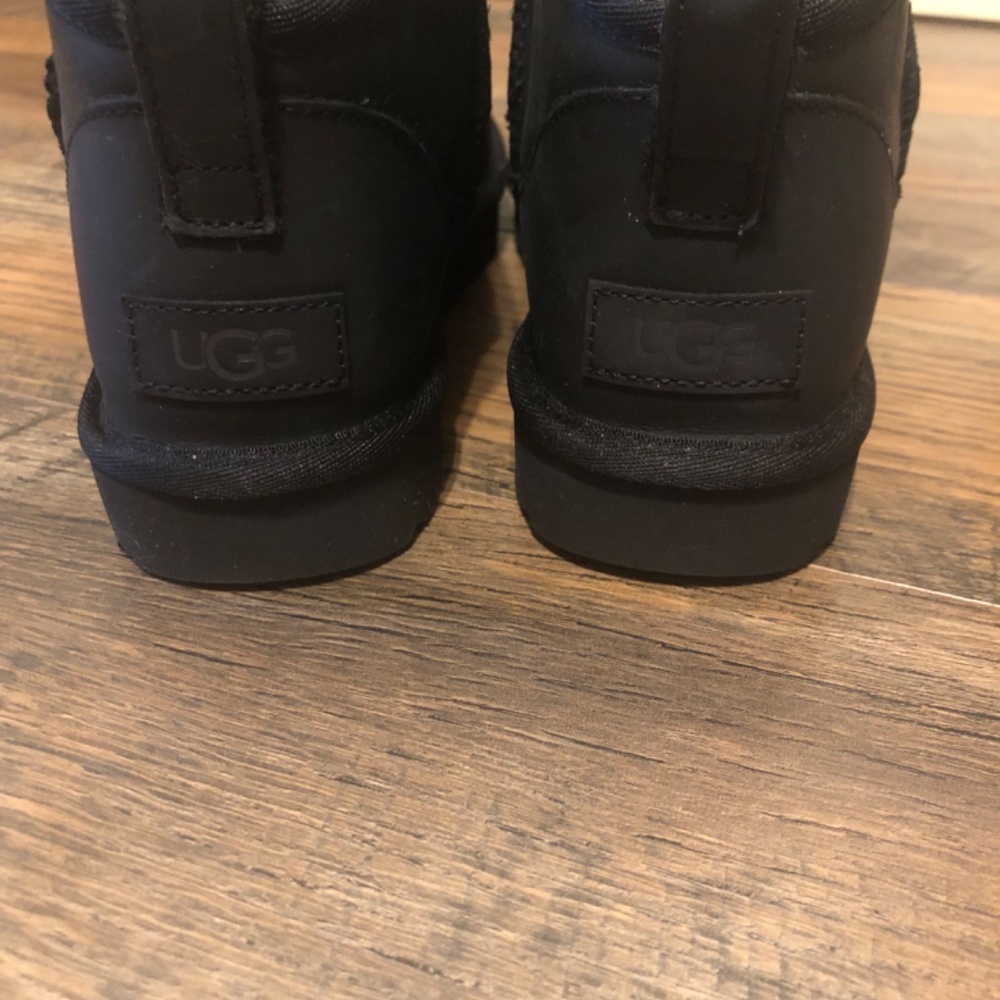 UGGS - Picture 4 of 5